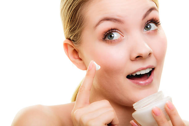 كريم avene للتفتيح